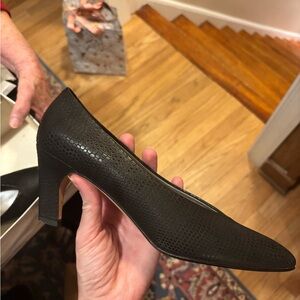 Elegant Black Textured Women's Pumps